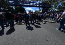 Maestros bloquean el paso en distintas carreteras este 14 de julio. Foto: La Hora / Daniel Ramírez
