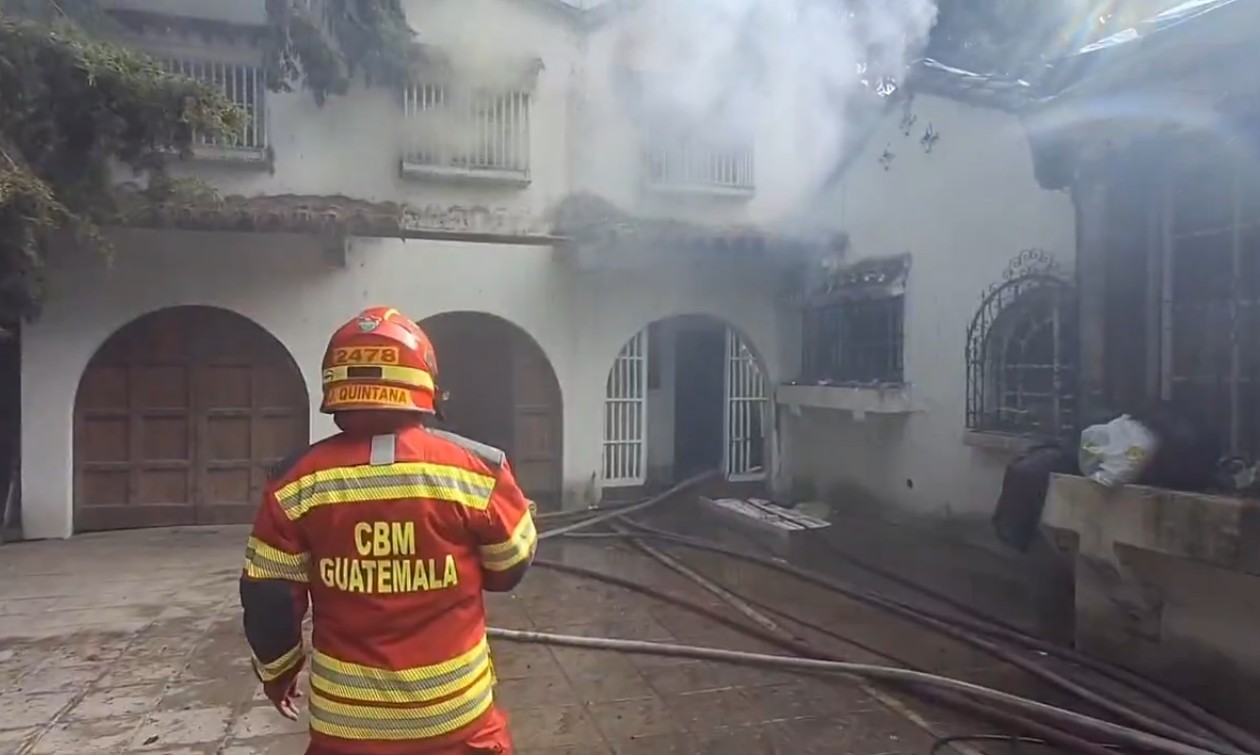 Bomberos sofocan incendio en vivienda de la zona 10 capitalina