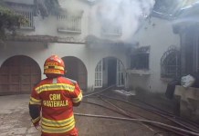Bomberos sofocan incendio en vivienda de la zona 10 capitalina
