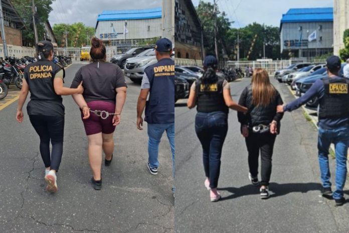 Mujeres detenidas por órdenes de captura por el delito de extorsión. Foto La Hora: PNC
