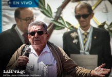 Un dirigente del STEG, cercano a Joviel Acevedo, recibe una remuneración mensual por una condecoración otorgada por Alejandro Giammattei. Foto Diseño La Hora: Francisco Altán