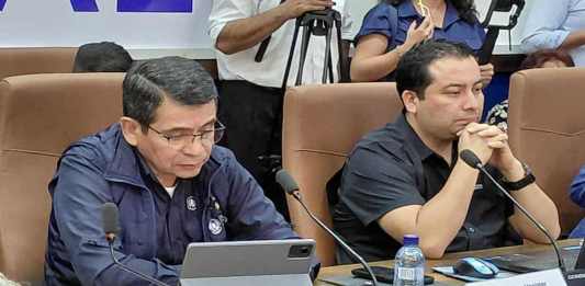 El ministro de Comunicaciones, Miguel Ángel Díaz, explica los análisis que se hacen por la construcción del puente Belice II. Foto: La Hora