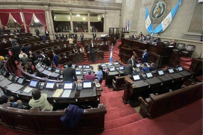 congresoalerta Autoridades del Congreso de la República atienden la disposición del presidente de la República por la alerta naranja debido a la actividad sísmica. Foto: La Hora / José Orozco