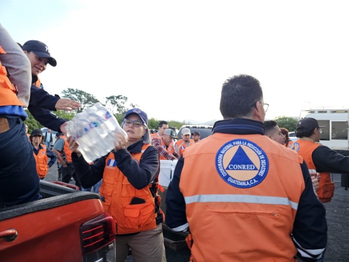 La ayuda humanitaria continúa llegando a los guatemaltecos damnificados por los sismos registrados en los últimos días. Foro La Hora: Conred.