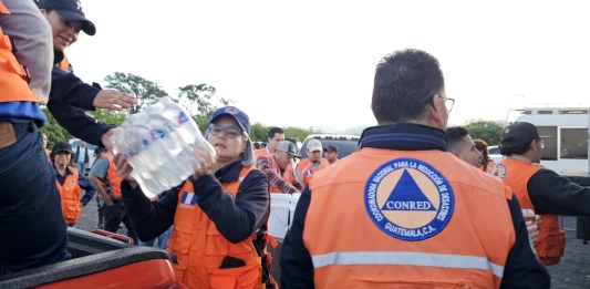 La ayuda humanitaria continúa llegando a los guatemaltecos damnificados por los sismos registrados en los últimos días. Foro La Hora: Conred.
