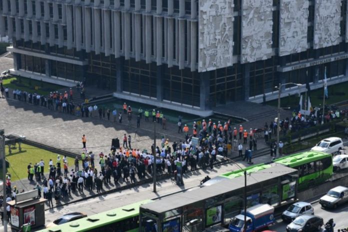 Personas evacuadas de edificios en zona 1 por sismos. Foto La Hora: Conred