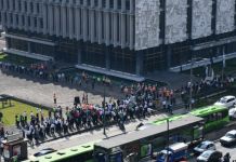 Personas evacuadas de edificios en zona 1 por sismos. Foto La Hora: Conred
