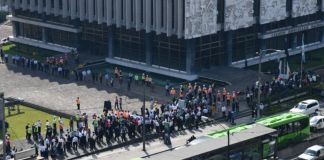 Personas evacuadas de edificios en zona 1 por sismos. Foto La Hora: Conred