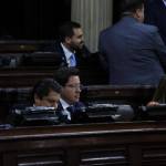 El diputado Julio Héctor Estrada (centro) alerta de que sea un "cheque en blanco" las reformas a la Ley de Contrataciones que impulsa el oficialismo. Foto: La Hora / Fabricio Alonzo