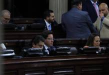 El diputado Julio Héctor Estrada (centro) alerta de que sea un "cheque en blanco" las reformas a la Ley de Contrataciones que impulsa el oficialismo. Foto: La Hora / Fabricio Alonzo