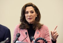 Congresista de EE. UU. defiende condiciones de Alligator Alcatraz y expone iniciativa de ley para migrantes María Elvira Salazar
