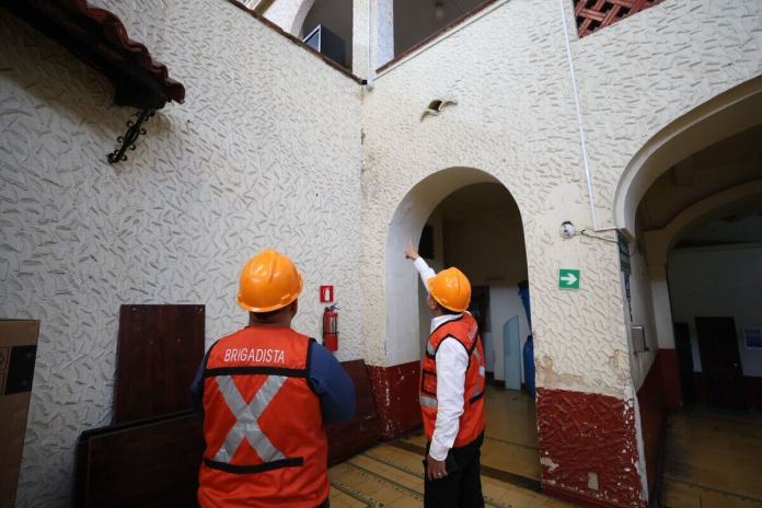 Personal del Congreso de la República supervisa oficinas de dicho organismo para detectar daños por los sismos en julio. Foto: Organismo Legislativo