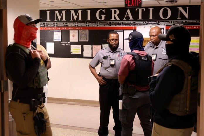 La administración de Donald Trump ordenó eliminar la fianza para los migrantes en proceso de deportación, según un memorándum. Foto La Hora EFE/EPA/SARAH YENESEL
