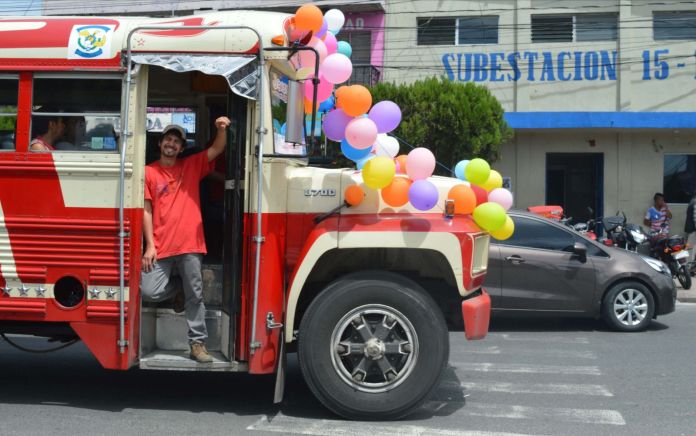 Cada 30 de julio, los buses se llenan de color, globos y devoción para celebrar a San Cristóbal, patrono de los conductores.