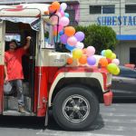 Cada 30 de julio, los buses se llenan de color, globos y devoción para celebrar a San Cristóbal, patrono de los conductores.