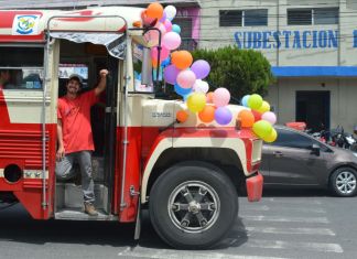 Cada 30 de julio, los buses se llenan de color, globos y devoción para celebrar a San Cristóbal, patrono de los conductores.