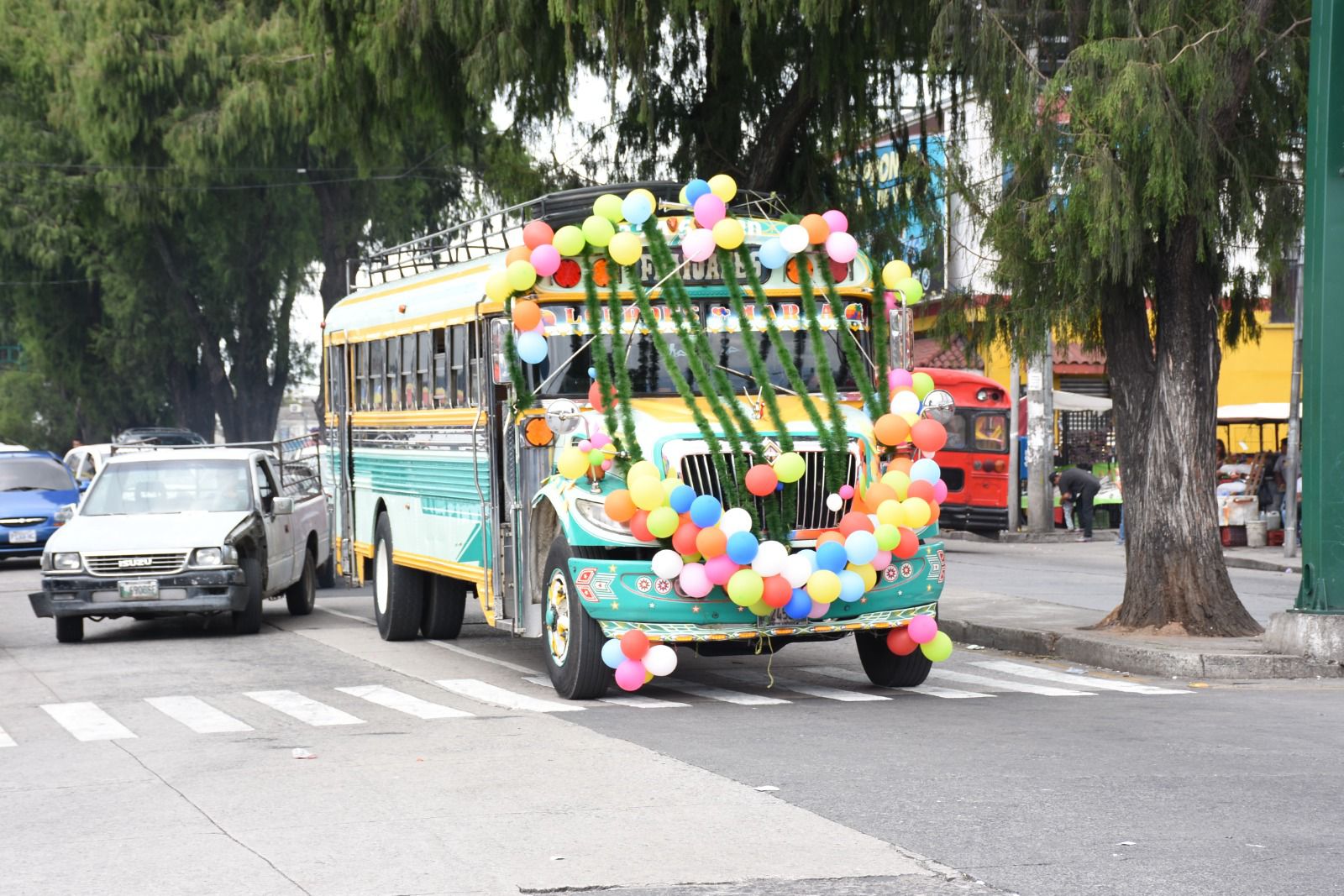 . Así lucen los buses en la celebración de San Cristóbal, una tradición que recorre las calles del país.