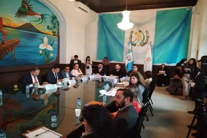 Los diputados de la comisión de Reformas al Sector Justicia discuten varias iniciativas de ley de seguridad y legales. Foto: La Hora