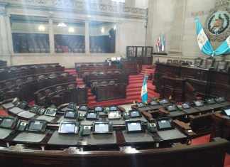 La asistencia de los diputados a las plenarias es baja, pero si reciben su sueldo completo y un aumento en el Bono 14. Foto: La Hora