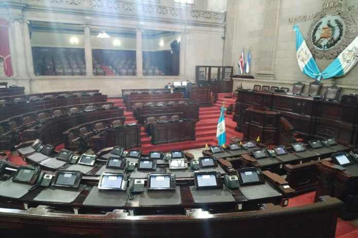 diputadoscompetencia La asistencia de los diputados a las plenarias es baja, pero si reciben su sueldo completo y un aumento en el Bono 14. Foto: La Hora