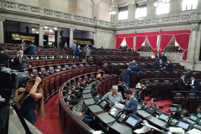 Menos de 100 diputados se han presentado a las plenarias extraordinarias. Foto: La Hora