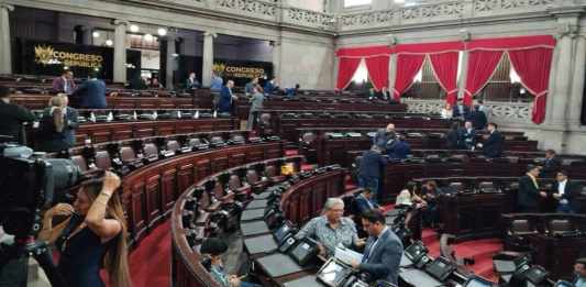 Menos de 100 diputados se han presentado a las plenarias extraordinarias. Foto: La Hora