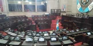 Más de la mitad de diputados se han ausentado a las plenarias extraordinarias. Foto: La Hora