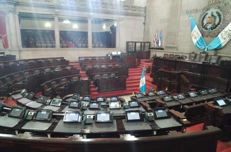 Más de la mitad de diputados se han ausentado a las plenarias extraordinarias. Foto: La Hora