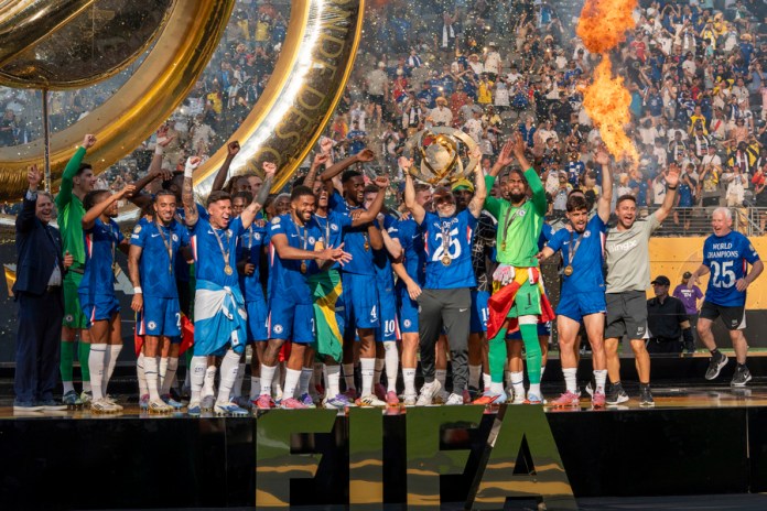 El entrenador de Chelsea, Enzo Maresca (c) levanta el trofeo de campeón del Mundial de Clubes este domingo, tras vencer a París Saint-Germain (PSG) en el estadio MetLife en Nueva Jersey (Estados Unidos). EFE/ Ángel Colmenares