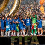 El entrenador de Chelsea, Enzo Maresca (c) levanta el trofeo de campeón del Mundial de Clubes este domingo, tras vencer a París Saint-Germain (PSG) en el estadio MetLife en Nueva Jersey (Estados Unidos). EFE/ Ángel Colmenares