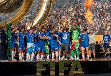 El entrenador de Chelsea, Enzo Maresca (c) levanta el trofeo de campeón del Mundial de Clubes este domingo, tras vencer a París Saint-Germain (PSG) en el estadio MetLife en Nueva Jersey (Estados Unidos). EFE/ Ángel Colmenares