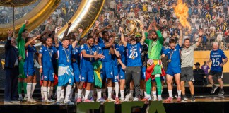 El entrenador de Chelsea, Enzo Maresca (c) levanta el trofeo de campeón del Mundial de Clubes este domingo, tras vencer a París Saint-Germain (PSG) en el estadio MetLife en Nueva Jersey (Estados Unidos). EFE/ Ángel Colmenares