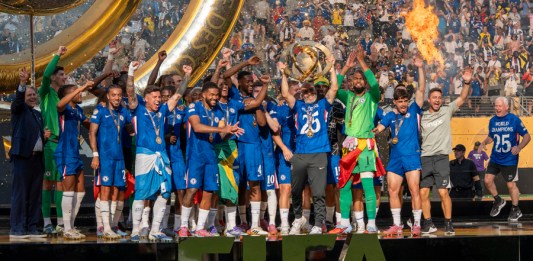 El entrenador de Chelsea, Enzo Maresca (c) levanta el trofeo de campeón del Mundial de Clubes este domingo, tras vencer a París Saint-Germain (PSG) en el estadio MetLife en Nueva Jersey (Estados Unidos). EFE/ Ángel Colmenares