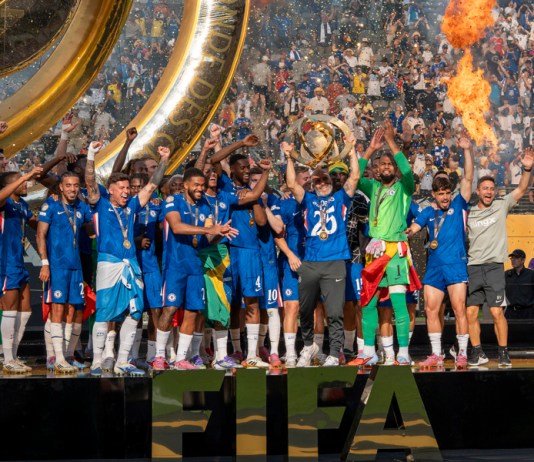 El entrenador de Chelsea, Enzo Maresca (c) levanta el trofeo de campeón del Mundial de Clubes este domingo, tras vencer a París Saint-Germain (PSG) en el estadio MetLife en Nueva Jersey (Estados Unidos). EFE/ Ángel Colmenares