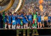 El entrenador de Chelsea, Enzo Maresca (c) levanta el trofeo de campeón del Mundial de Clubes este domingo, tras vencer a París Saint-Germain (PSG) en el estadio MetLife en Nueva Jersey (Estados Unidos). EFE/ Ángel Colmenares