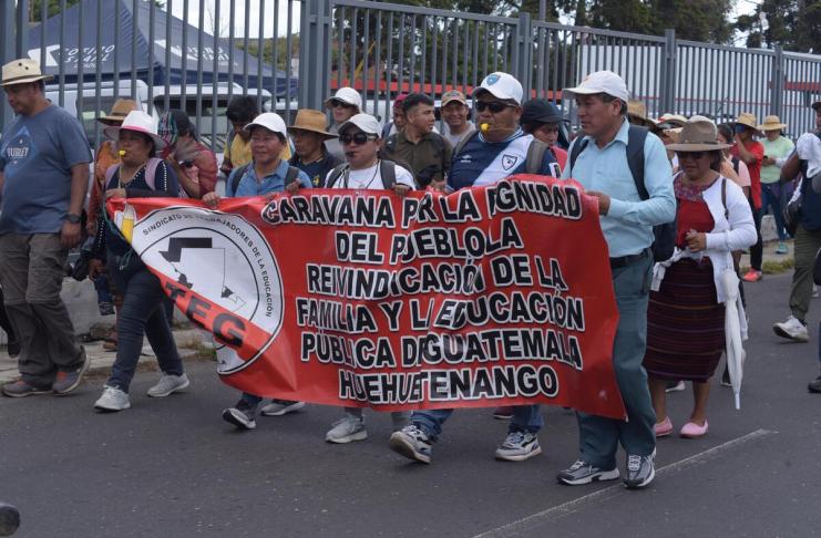 Caminata de afiliados al STEG, recorre las inmediaciones del municipio de Mixco hacia la Calzada Roosevelt.