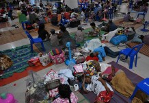 Comunidades tailandesas evacuadas por el actual conflicto de Camboya y Tailandia. Foto La Hora: EFE