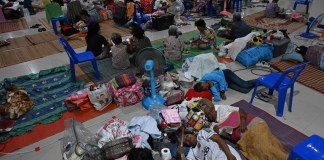 Comunidades tailandesas evacuadas por el actual conflicto de Camboya y Tailandia. Foto La Hora: EFE