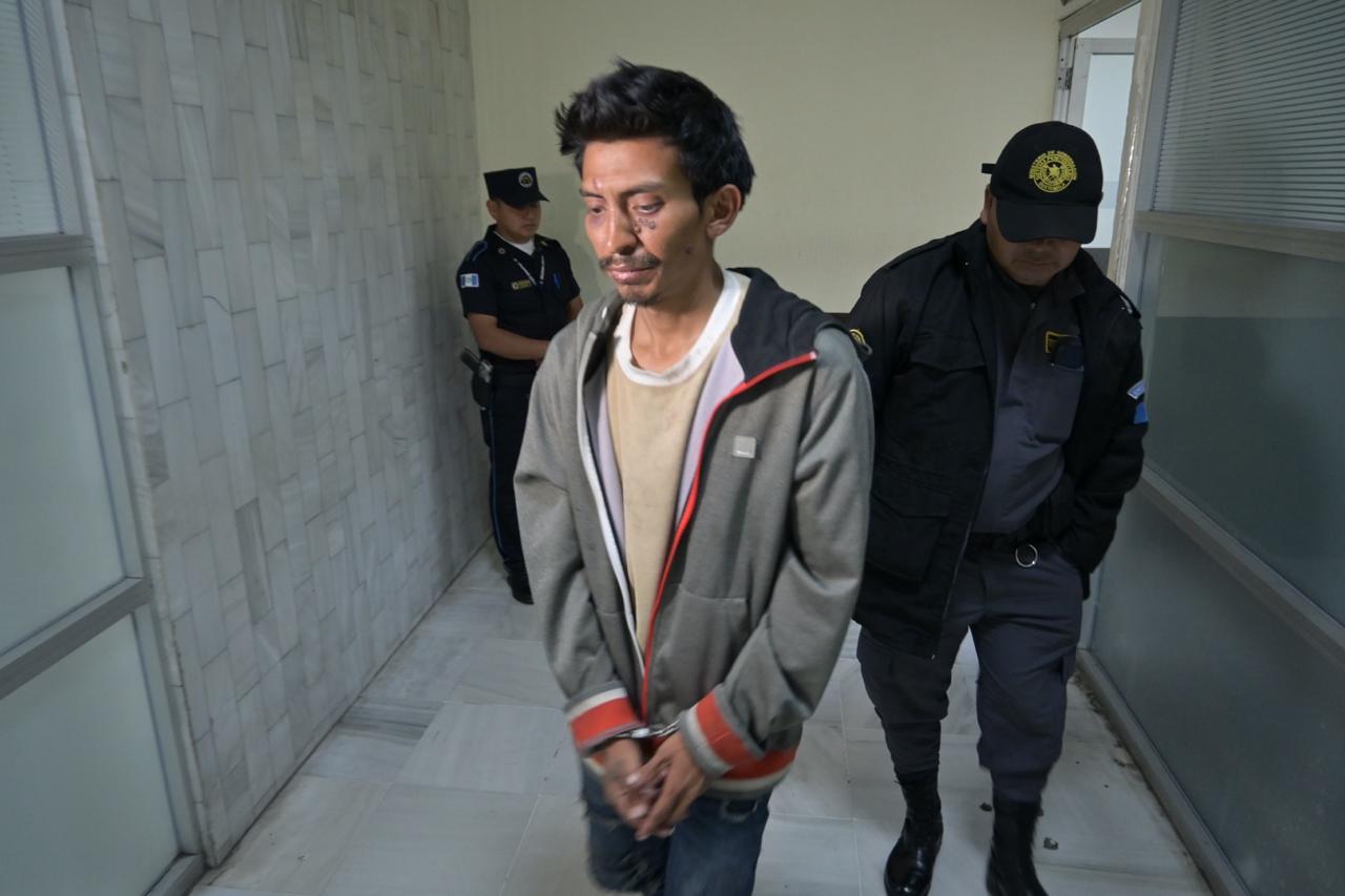 Recobrar su libertad tras subir a la cornisa del Palacio Nacional le costará Q35