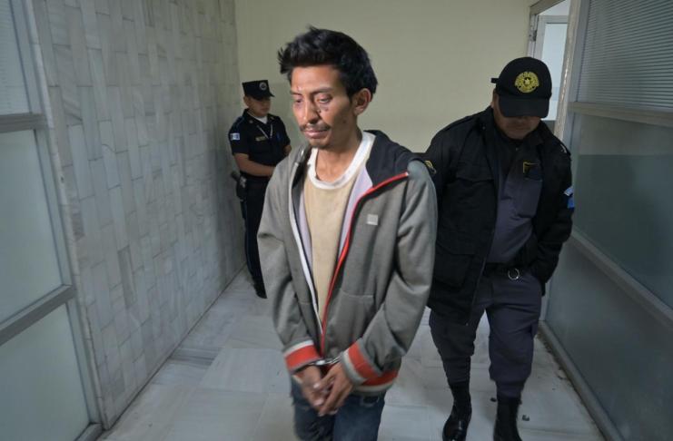 El hombre que subió al Palacio Nacional de la Cultura deberá pagar una caución económica de Q350 para recuperar su libertad. Foto La Hora: Fabricio Alonzo