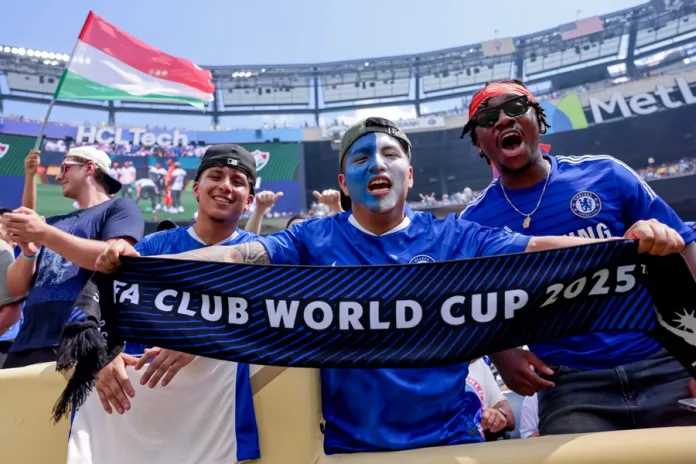 Se espera que migrantes abarroten el Mundial de Clubes, apoyando a sus compatriotas durante la final de este domingo. Foto La Hora: EFE/EPA/JUSTIN LANE Se espera que migrantes abarroten el Mundial de Clubes, apoyando a sus compatriotas durante la final de este domingo. Foto La Hora: EFE/EPA/JUSTIN LANE