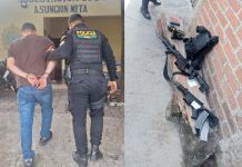 Presunto responsable de realizar ataque armado y su armamento pesado incautado. Foto La Hora: PNC