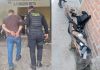 Presunto responsable de realizar ataque armado y su armamento pesado incautado. Foto La Hora: PNC