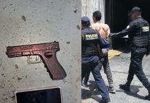 Hombre es detenido por presuntamente realizar asaltos con un arma falsa en un centro comercial Hombre es detenido por presuntamente realizar asaltos en un centro comercial con un arma falsa. Foto La Hora: PNC