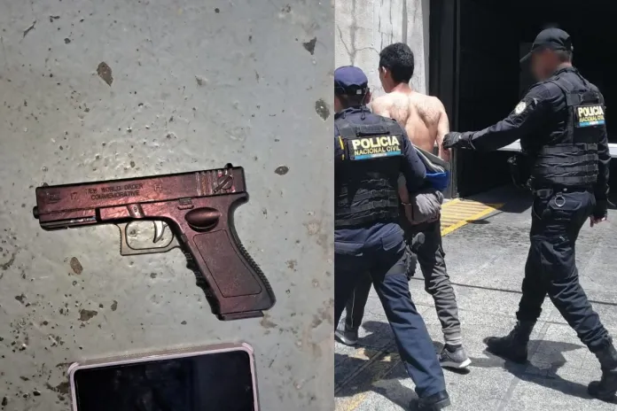 hombre detenido por realizar asaltos en centro comercial Hombre es detenido por presuntamente realizar asaltos en un centro comercial con un arma falsa. Foto La Hora: PNC