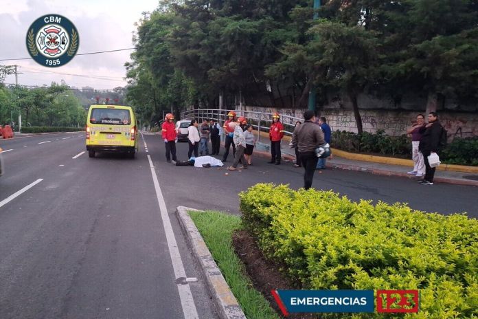 Bomberos Municipales atienden un accidente de tránsito en la zona 15 de la capital, donde un hombre de la tercera edad murió. Foto: Bomberos Municipales