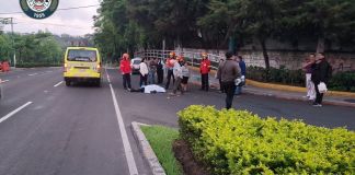 Bomberos Municipales atienden un accidente de tránsito en la zona 15 de la capital, donde un hombre de la tercera edad murió. Foto: Bomberos Municipales