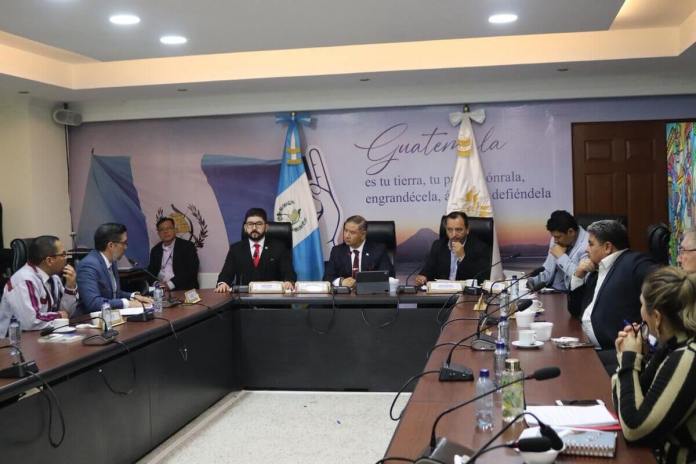 El encargado de DirecciÃ³n de InformÃ¡tica del TSE, JosÃ© Morales, acudiÃ³ a presentar el trabajo a la comisiÃ³n de Asuntos Electorales para el aÃ±o preelectoral. Foto: Congreso de la RepÃºblica