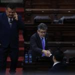 El ministro de Salud, Joaquín Barnoya, responde en la interpelación de este 29 de julio. Foto: La Hora / Fabricio Alonzo