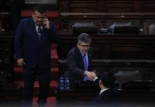 El ministro de Salud, Joaquín Barnoya, responde en la interpelación de este 29 de julio. Foto: La Hora / Fabricio Alonzo